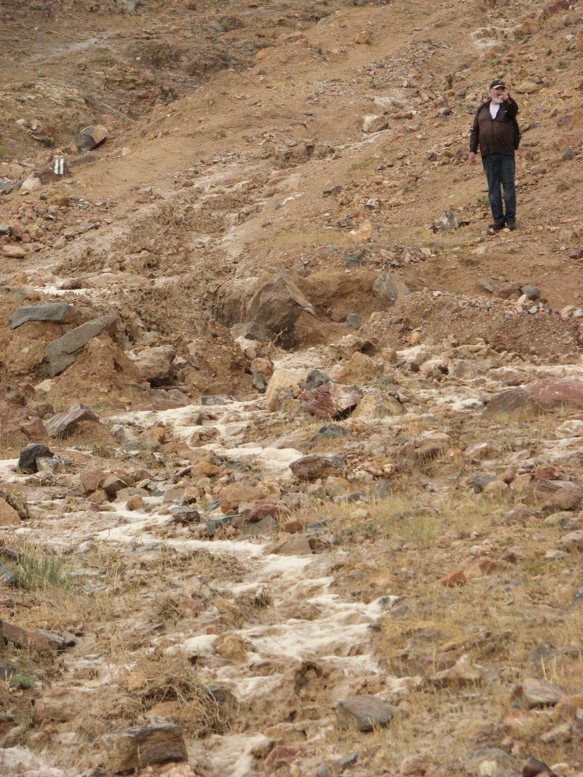 12 May 2007 - 14:20 - Judean Desert Jeep Trip - We descend Hyrcania along with the flood headwaters (Tomer Shkolnik photo)